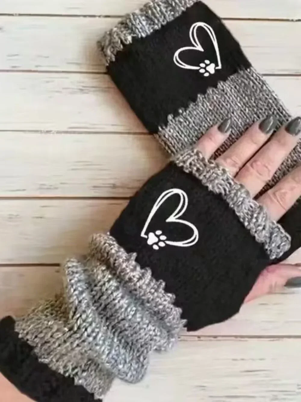 Women's fingerless gloves; vintage  heart shaped - paw - color-blocking black